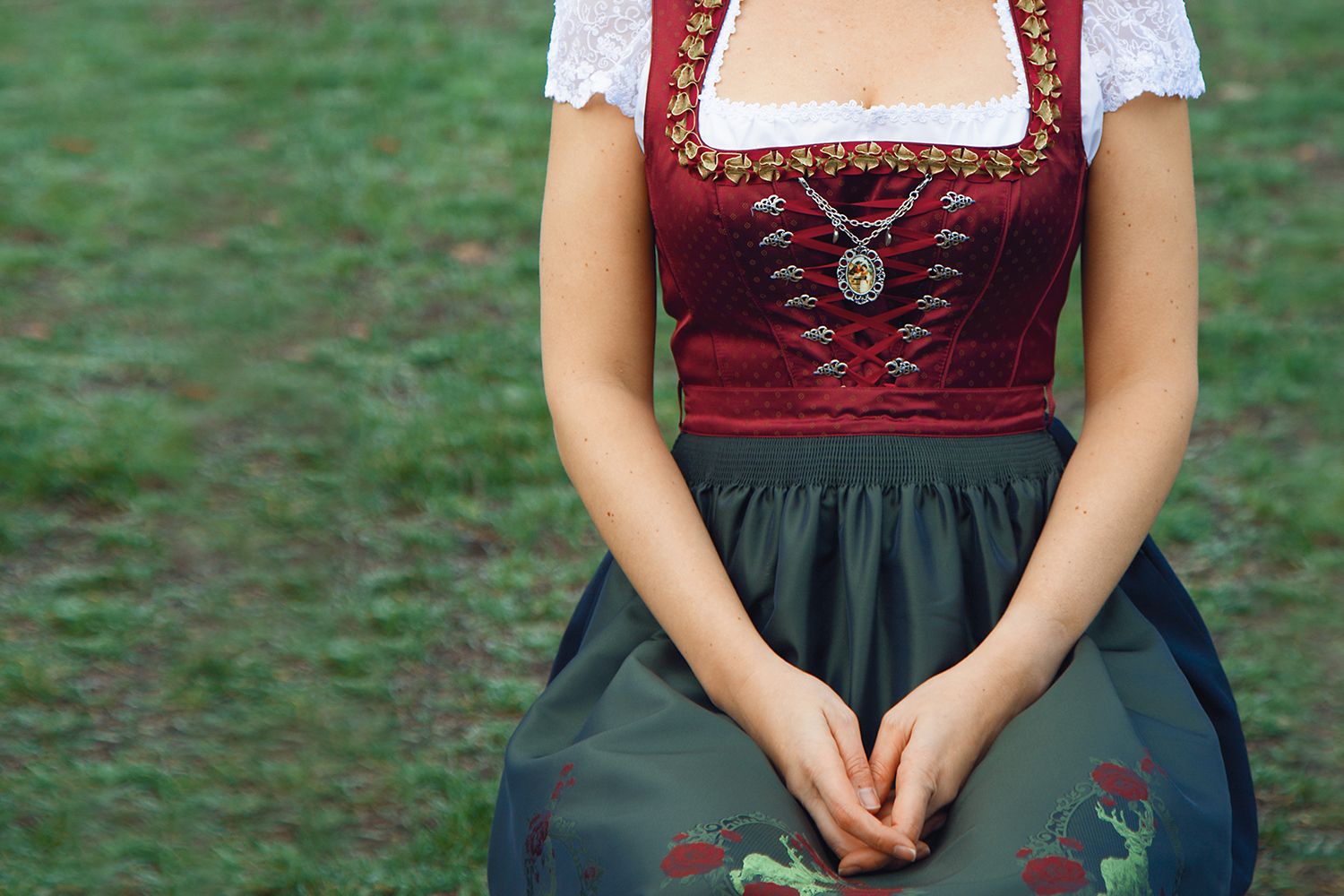 Rotes Dirndl mit grünem Rock